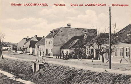 Schlossgasse in Lackenbach – vor 1909 Schlossgasse in Lackenbach vor 1909 mit offenem Wassergraben, kleinen Brücken und einer Menschengruppe
