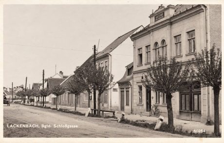 Gasthof zum Schilling in der Schlossgasse – vor 1940 Gasthof zum Schilling in der Schlossgasse in Lackenbach vor 1940 mit einer Baumreihe entlang der Straße