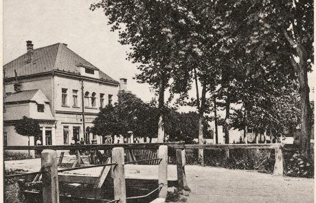 Blick auf die Schlossgasse in Lackenbach – vor 1948 Schlossgasse in Lackenbach vor 1948 mit einer Brücke, großen Bäumen und dem Gasthof zum Schilling